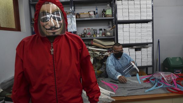 Un recluso muestra un traje de protección creado en el taller de la cárcel Un recluso muestra un traje de protección creado en el taller de la cárcel