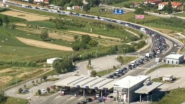 Torlódnak az autók a szlovén-horvát határon Torlódnak az autók a szlovén-horvát határon