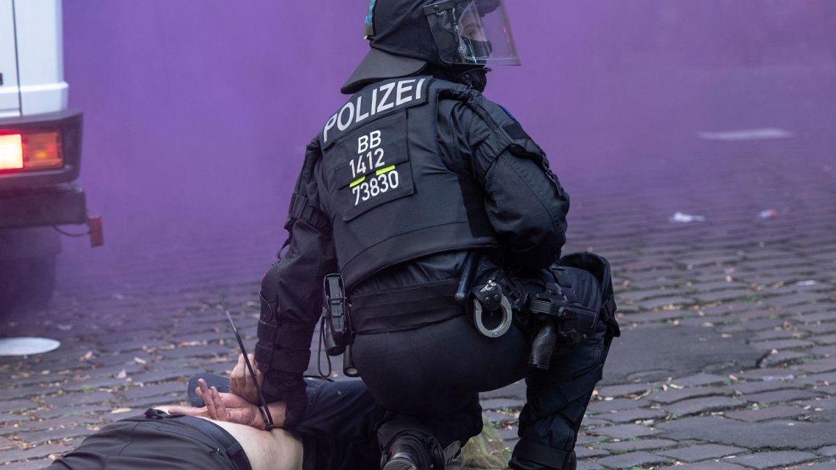 Almanya'da 3 polis görevden uzaklaştırıldı
