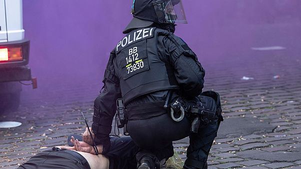 Almanya'da 3 polis görevden uzaklaştırıldı Almanya'da 3 polis görevden uzaklaştırıldı