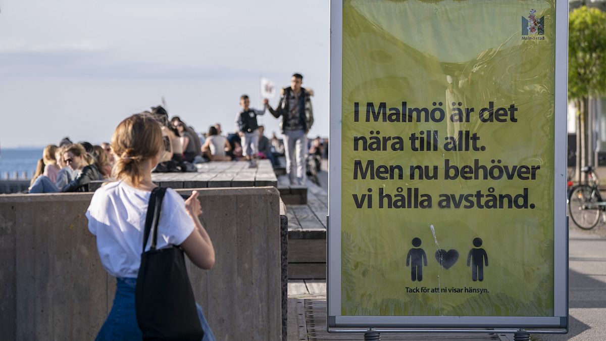 لافتة تشجع على التباعد الاجتماعي في السويد