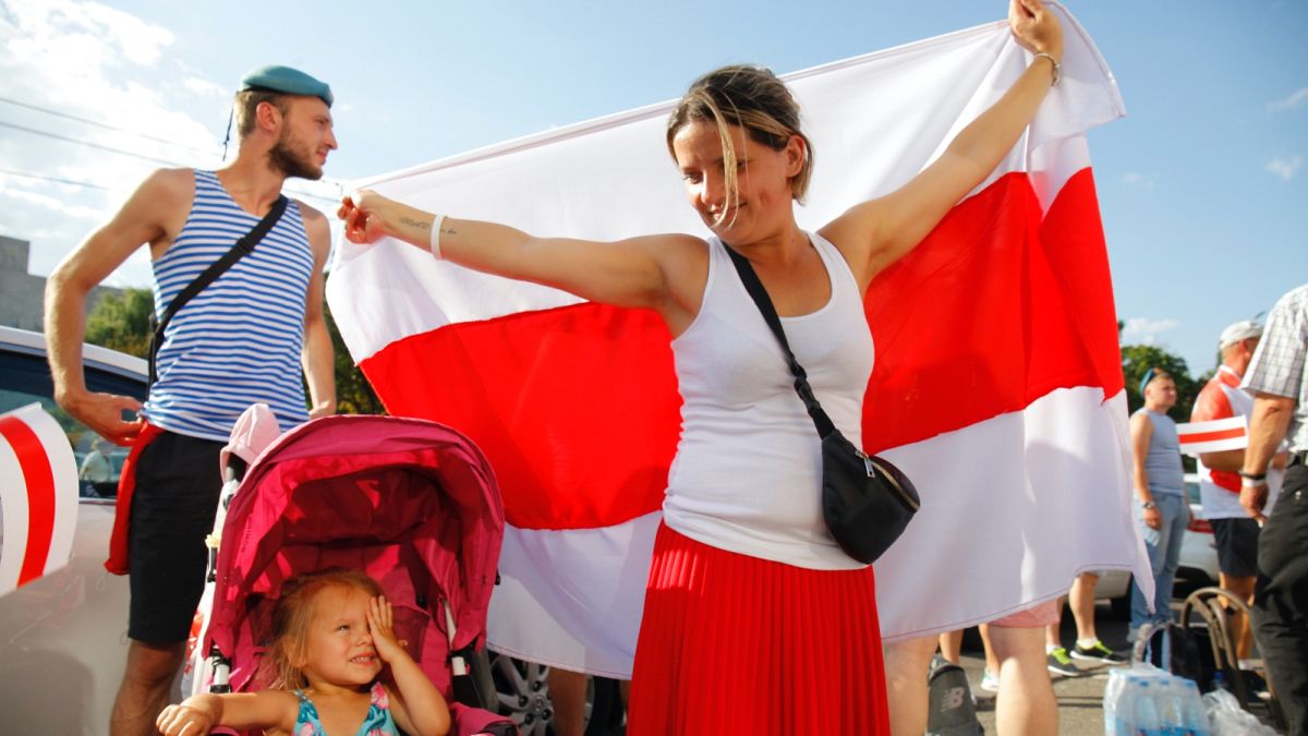 Az ellenzéki nő ruhájának színösszeállításában is visszaköszön a régi fehérorosz zászló, a fehér-vörös-fehér