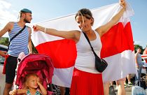 Az ellenzéki nő ruhájának színösszeállításában is visszaköszön a régi fehérorosz zászló, a fehér-vörös-fehér