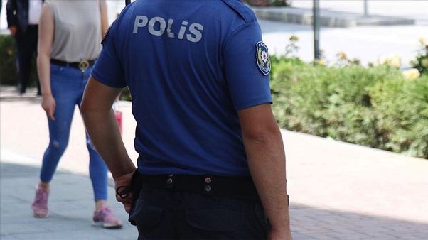 Kadıköy'de polislere uzaklaştırma Kadıköy'de polislere uzaklaştırma