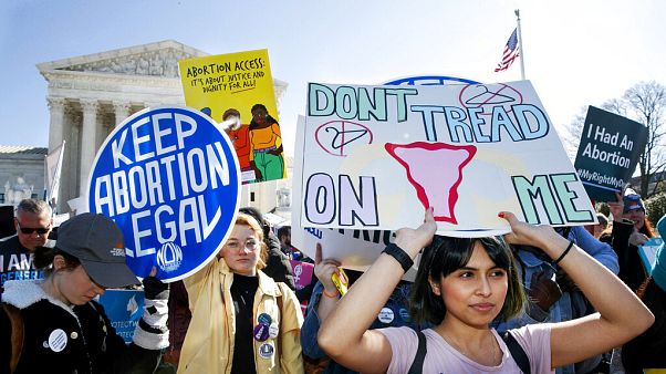 Una manifestazione per il diritto all'aborto davanti alla Corte Suprema a Washington, negli Stati Uniti Una manifestazione per il diritto all'aborto davanti alla Corte Suprema a Washington, negli Stati Uniti