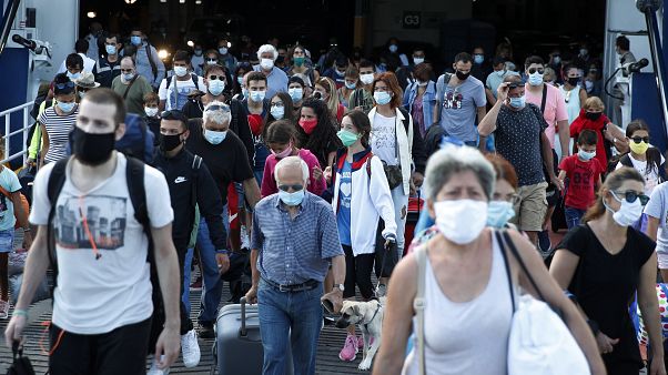 Ταξιδιώτες αποβιβάζονται στον Πειραιά Ταξιδιώτες αποβιβάζονται στον Πειραιά
