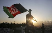 مردی پرچم بدست در کابل در روز جشن استقلال افغانستان