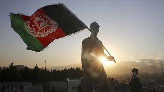 مردی پرچم بدست در کابل در روز جشن استقلال افغانستان