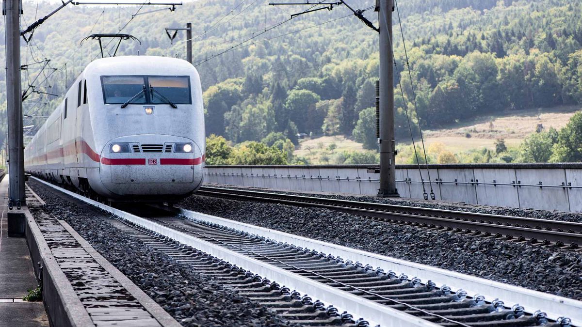قطار فائق السرعة تابع لشركة السكك الحديدية العامة الألمانية، سبانجنبرغ، 18 سبتمبر 2019  