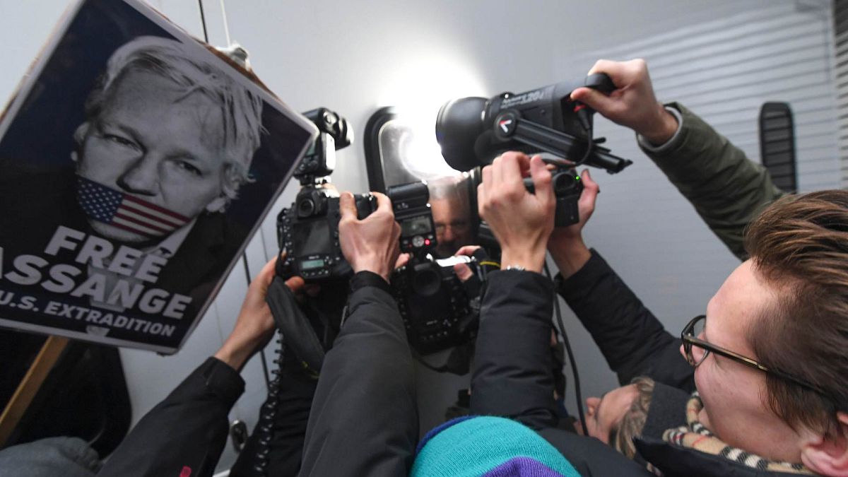 جوليان أسانج بعد مثوله أمام محكمة وستمنستر الابتدائية، لندن، يوم الاثنين 13 يناير2020.