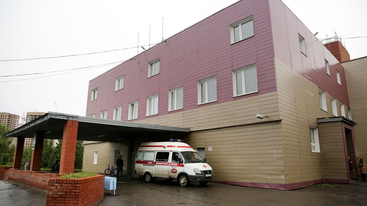 Омская больница, в которой находится Алексей Навальный. 