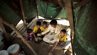 أسرة يمنية فقيرة