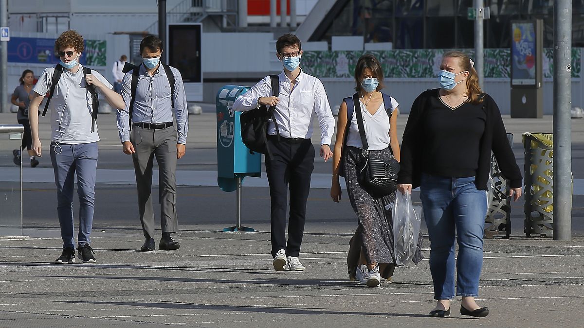 Több országban már szabadtéren is kötelező a maszk viselése