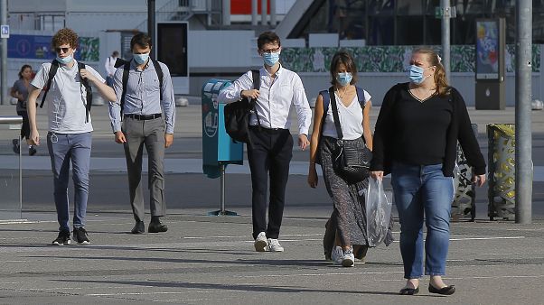 Több országban már szabadtéren is kötelező a maszk viselése Több országban már szabadtéren is kötelező a maszk viselése