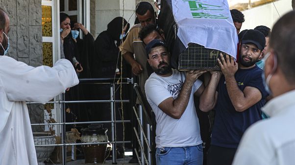 مشيعون يحملون نعش ريهام يعقوب المغطى بالعلم خلال جنازتها في البصرة، العراق مشيعون يحملون نعش ريهام يعقوب المغطى بالعلم خلال جنازتها في البصرة، العراق