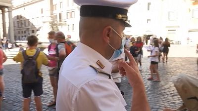 شاهد: الشرطة الإيطالية تحث السكان على احترام قواعد التباعد الاجتماعي مع ارتفاع إصابات كورونا