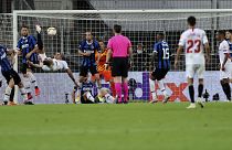 El sevillista Diego Carlos marca el tercer gol de su equipo en la final de la Europa League entre el Sevilla y el Inter de Milán