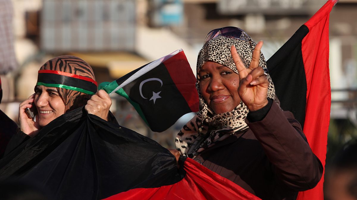 ليبيات يرفعن علامة النصر في ساحة التحرير، خلال الذكرى الثانية للثورة التي اسقطت نظام القذافي