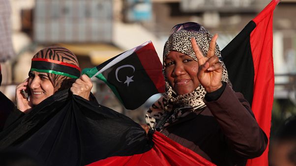 ليبيات يرفعن علامة النصر في ساحة التحرير، خلال الذكرى الثانية للثورة التي اسقطت نظام القذافي ليبيات يرفعن علامة النصر في ساحة التحرير، خلال الذكرى الثانية للثورة التي اسقطت نظام القذافي
