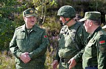 Alexander Lukashenko parla con gli ufficiali di alto rango, in una visita durante un'esercitazione militare vicino a Grodno