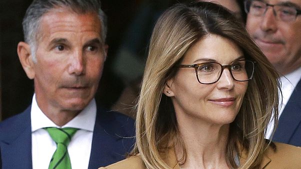 Lori Loughlin (rechts) und ihr Mann (links) im Juli 2020 Lori Loughlin (rechts) und ihr Mann (links) im Juli 2020