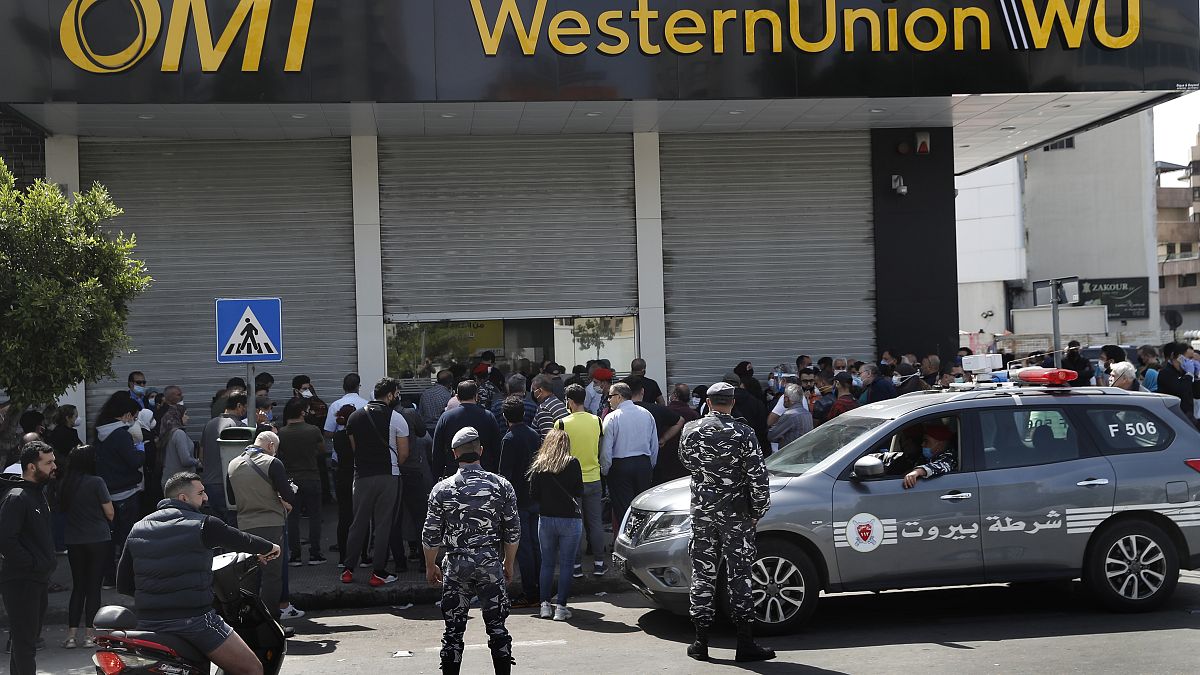 لبنانيون أمام أحد مكاتب ويسترن يونيون بانتظار سحب أموال حوّلت لهم من الخارج بالدولار