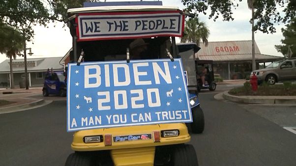Florida: Rentner feiern in Golfwagen die Biden-Harris-Nominierung Florida: Rentner feiern in Golfwagen die Biden-Harris-Nominierung