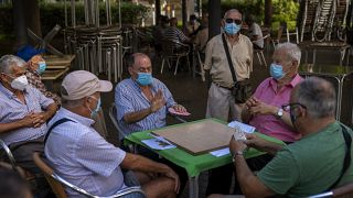 متقاعدون يرتدون كمامات ويلعبون الورق في حديقة في جزيرة جران كناريا في إسبانيا