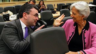 Dara Calleary (b) Christine Lagarde-dal (j) tárgyal egy pénzügyi konferencián, 2010-ben