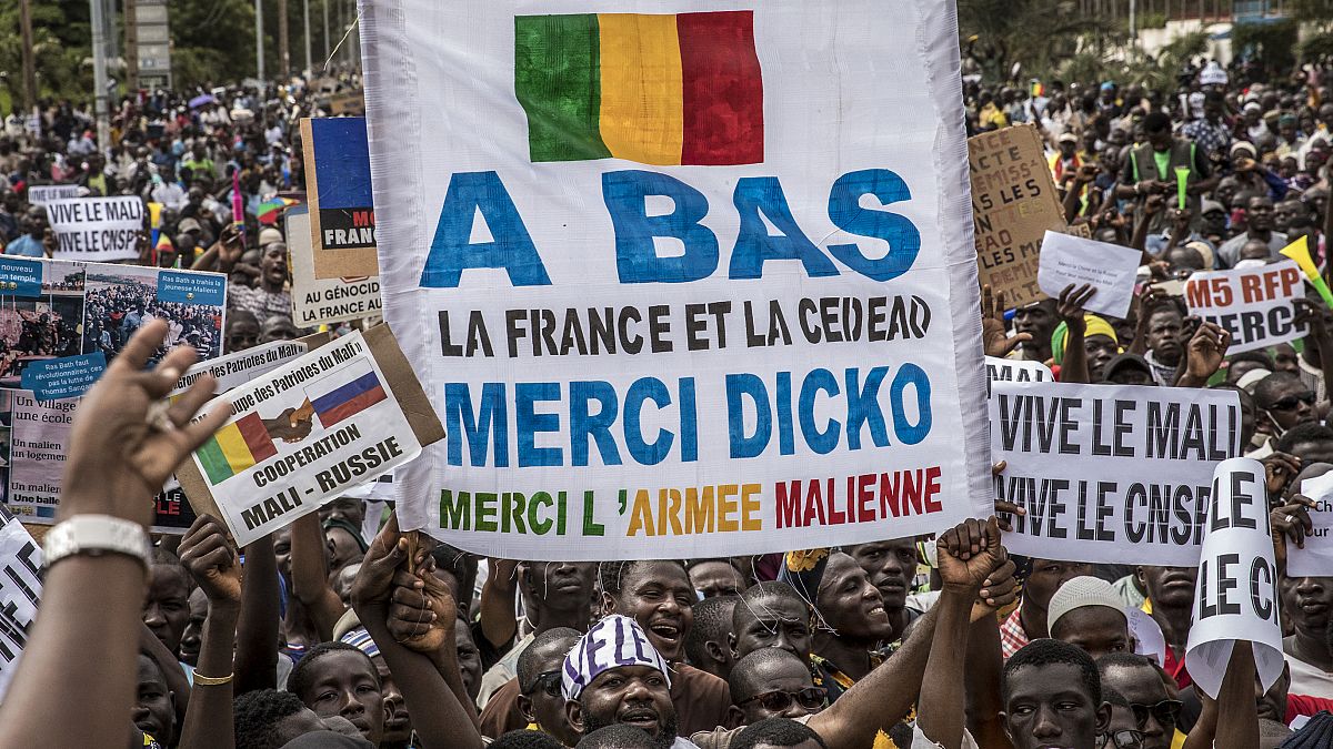 Multidão celebra golpe de Estado no Mali 