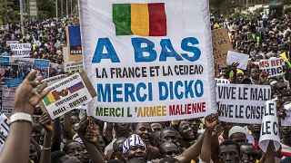 Multidão celebra golpe de Estado no Mali