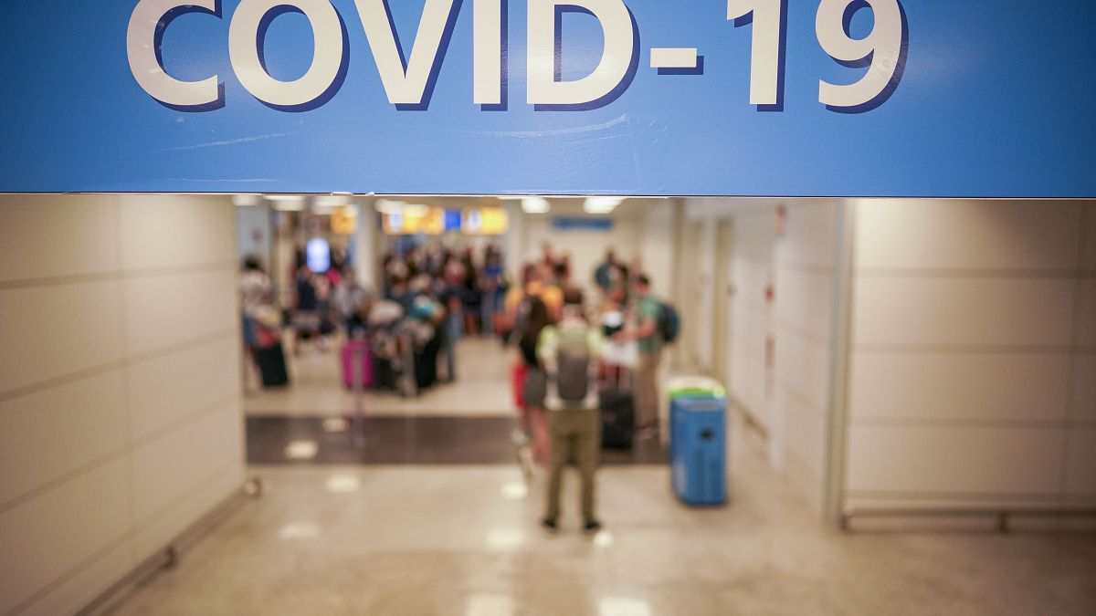 Ουρά τουριστών που επιστρέφουν στο αεροδρόμιο της Ρώμης και περιμένουν να κάνουν τεστ