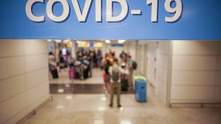 Ουρά τουριστών που επιστρέφουν στο αεροδρόμιο της Ρώμης και περιμένουν να κάνουν τεστ
