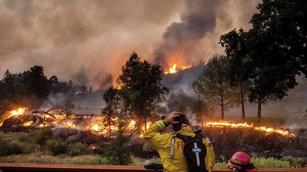 Un pompier se frotte la tête en regardant les incendies du LNU Lightning Complex situé au nord de San Francisco (21/08/2020) Un pompier se frotte la tête en regardant les incendies du LNU Lightning Complex situé au nord de San Francisco (21/08/2020)