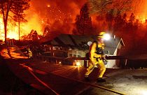 California recibe ayuda federal para combatir los masivos incendios forestales