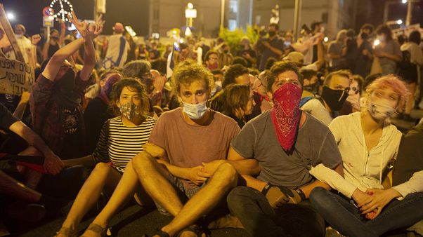 اعتقلت الشرطة نحو ثلاثين متظاهراً أمس اعتقلت الشرطة نحو ثلاثين متظاهراً أمس