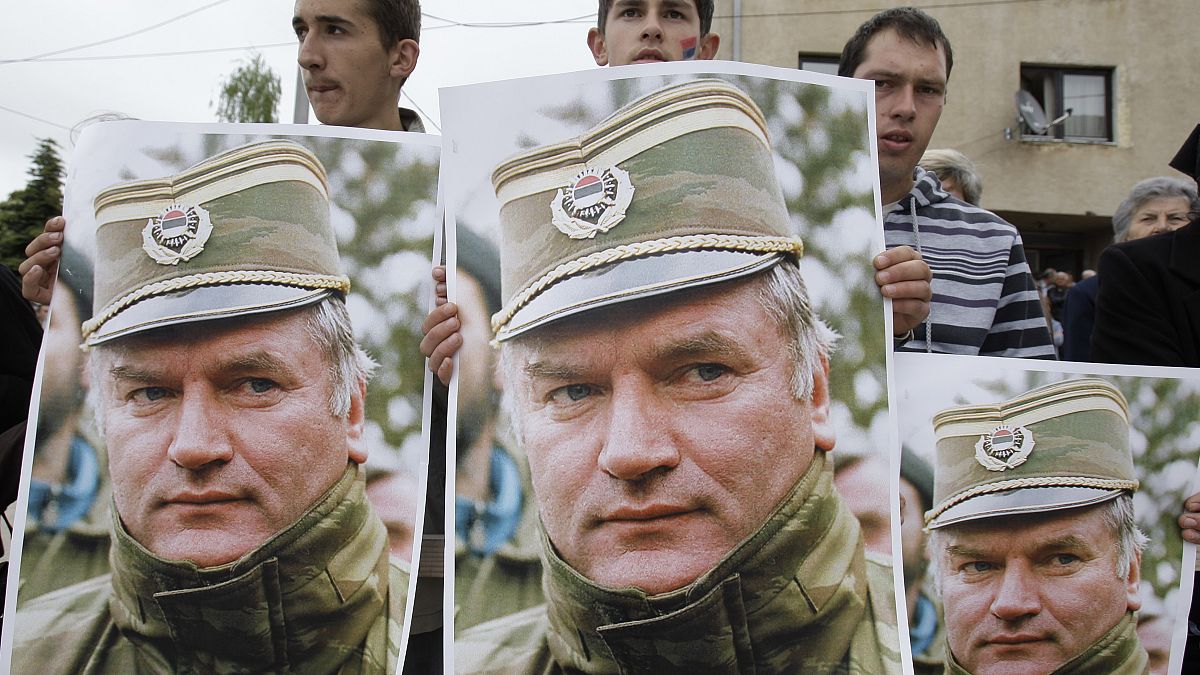Boszniai szerbek tüntettek Ratko Mladic mellett, letartóztatása után. 