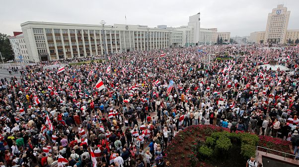 Decenas de miles de personas reclaman en Minsk el fin de la era Lukashenko Decenas de miles de personas reclaman en Minsk el fin de la era Lukashenko