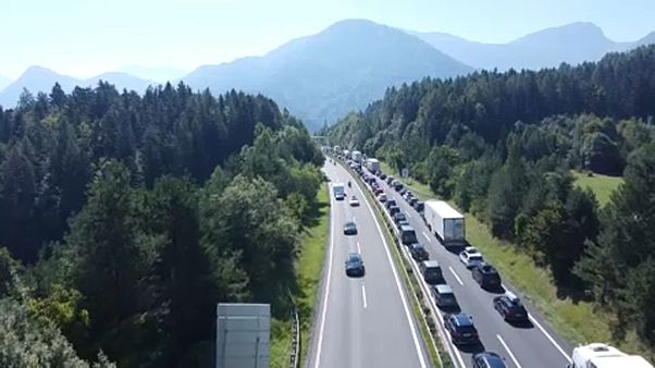 Corona-Kontrollen in Österreich - Stau an slowenischer Grenze Corona-Kontrollen in Österreich - Stau an slowenischer Grenze
