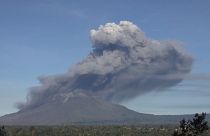 Sűrű hamut lövellt magából a Sinabung vulkán
