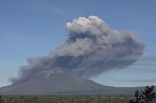 Indonesia Sinabung volcano spews new burst of hot ash