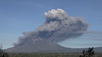 Endonezya'nın Sinaburg Yanardağı patlayarak bin metrelik kül püskürttü
