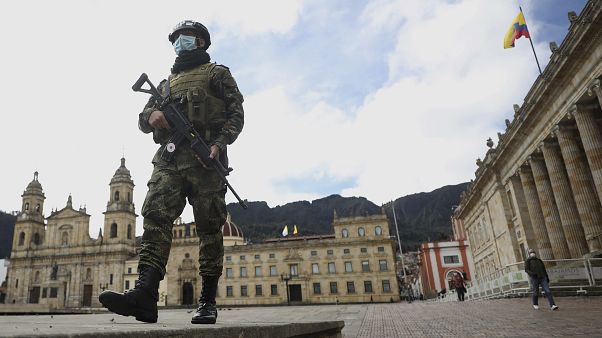 Un soldado con una mascarilla camina en la Plaza de Bolívar en Bogotá, Colombia, el 21 de julio de 2020. Un soldado con una mascarilla camina en la Plaza de Bolívar en Bogotá, Colombia, el 21 de julio de 2020.