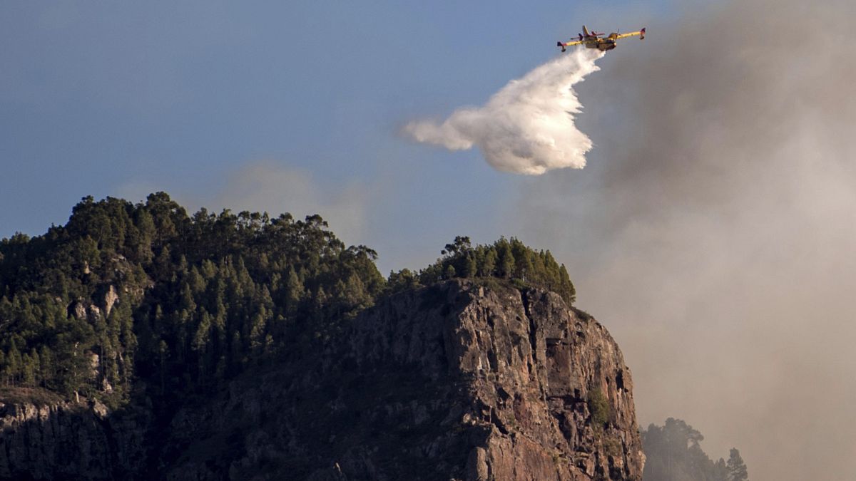Löschflugzeug bei Brandbekämpfung auf den Kanaren im Jahr 2019