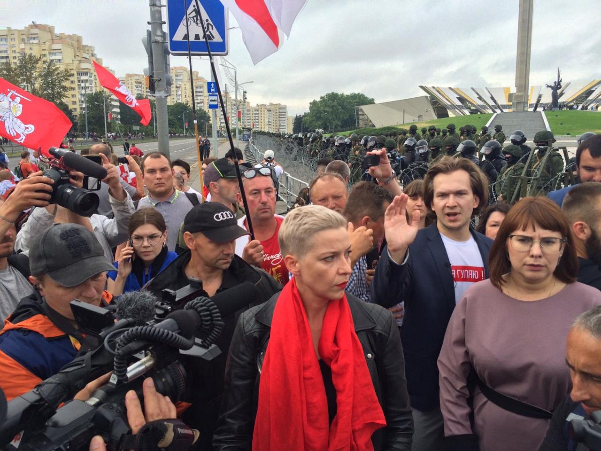 Belarus: Lukashenko Brandishes Rifle As Thousands Of Protesters Demand ...