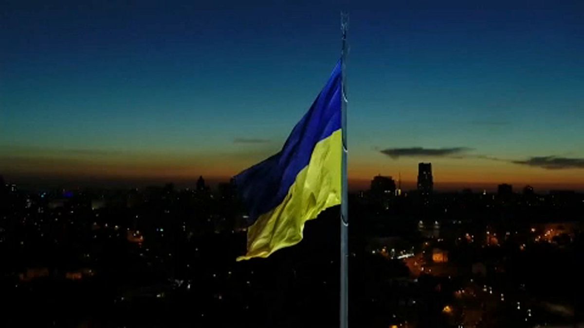 A 16 méter hosszú, 24 méter széles lobogót 90 méter magasra húzták fel az ukrán fővárosban,