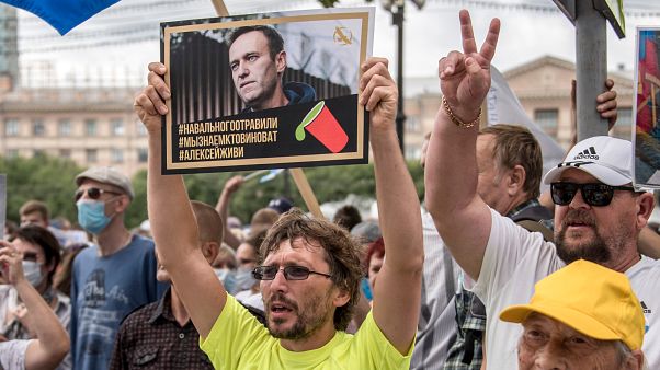 Navalnijt megmérgezték, tudjuk, hogy ki érte a felelős, Alekszej, élned kell - olvasható a tüntető tábláján az oroszországi Habarovszkban Navalnijt megmérgezték, tudjuk, hogy ki érte a felelős, Alekszej, élned kell - olvasható a tüntető tábláján az oroszországi Habarovszkban