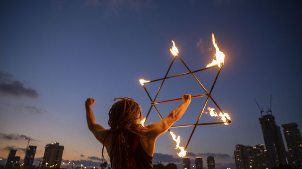 Jongleur mit Davidstern auf Demonstration gegen Ministerpräsident Netanjahu in Tel Aviv (22.8.2020) Jongleur mit Davidstern auf Demonstration gegen Ministerpräsident Netanjahu in Tel Aviv (22.8.2020)