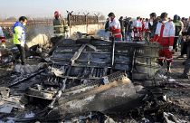 Iráni mentők dolgoznak a földbe csapódott ukrán repülőgéproncs körül