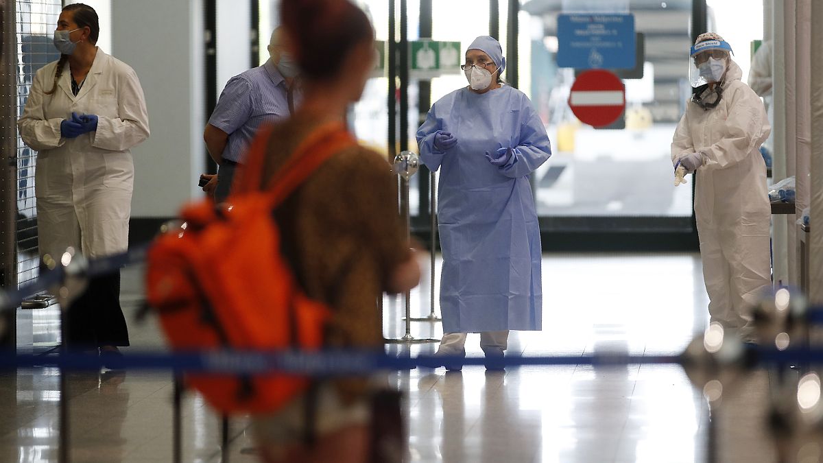 الطاقم الطبي ينتظر الركاب القادمين من أربع دول متوسطية في مطار مالبينسا في ميلانو لاختبارهم للكشف عن كوفيد-19